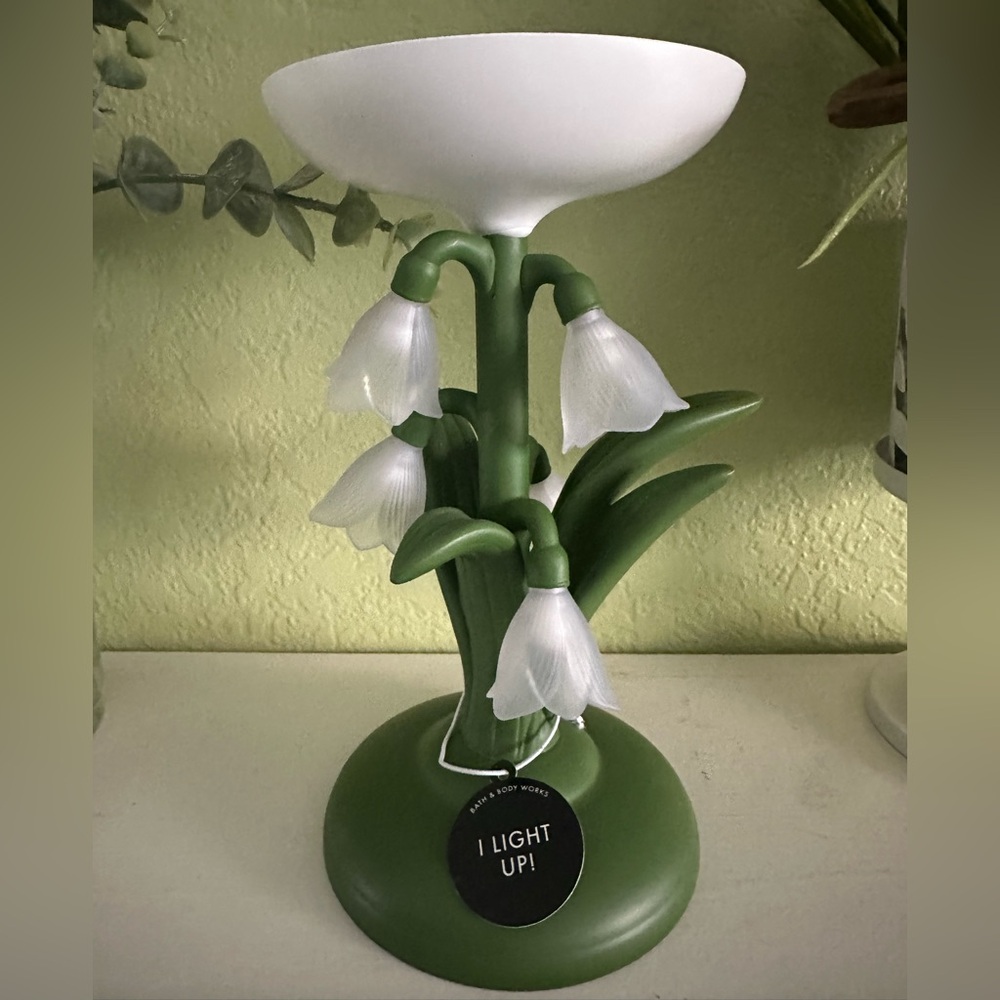 NEW BBW BEAUTIFUL LIT-UP LILY CANDLE PEDESTAL